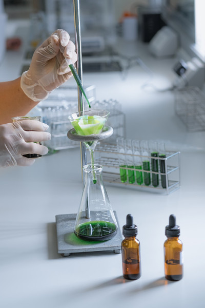科学家正在化学实验室测试天然产物的提取和绿色溶液。