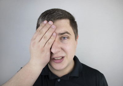 一个男人的眼睛遭受痛苦。眼病、葡萄膜炎、视神经炎、结膜炎或眼外伤患者