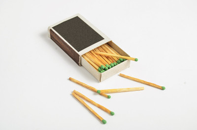 白色背景上孤立的火柴盒