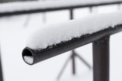 落下的雪铺在街上
