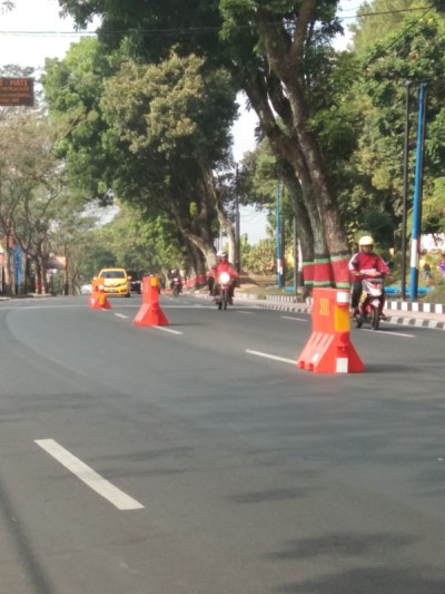 障碍物挡住了高速公路上方的道路