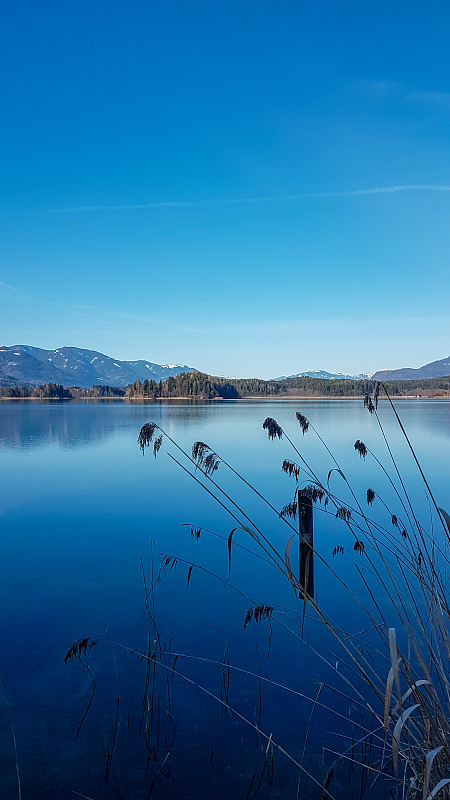 fakersee -奥地利阿尔卑斯山Faaker湖的全景。这个湖被高山环抱着。平静的表面