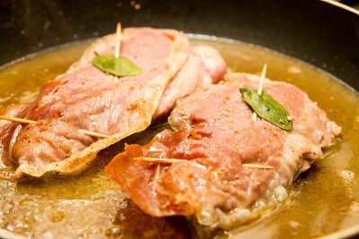 Saltimbocca真主安拉romana在平底锅里