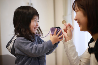 女孩得到零花钱