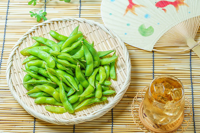 水煮青豆和冷日本茶，(和日本扇)
