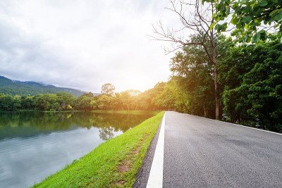 柏油马路，黑灰色的道路，风景，湖的景色，在自然森林，昂盖，清迈大学，山景，春天的蓝天和白云的背景。