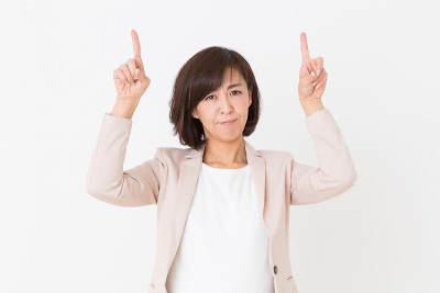 一个指着手指的女人