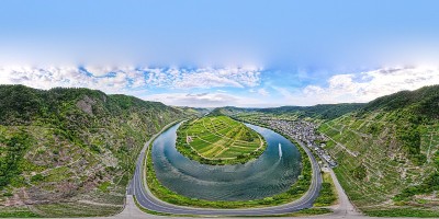 从卡尔蒙特到浪漫的摩泽尔河的布雷姆循环。全景视图。德国莱茵兰-普法尔茨。