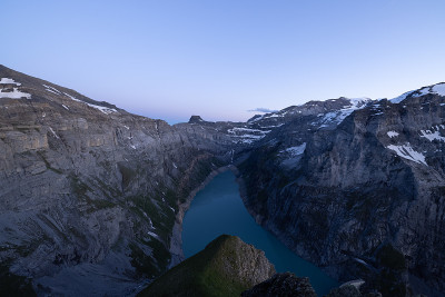 史诗般的日落在瑞士一个叫做Limmerensee的高山湖泊上。阿尔卑斯山的美景。太阳照耀着山顶。太棒