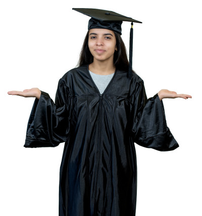 快乐的印度计算机科学研究生，穿着学士服