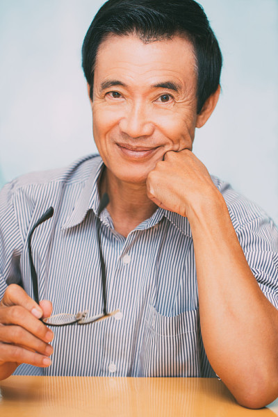 内容成熟的亚洲人在桌子上的特写