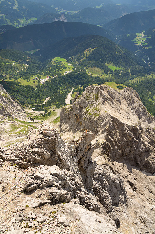 途经ferrata，攀登奥地利阿尔卑斯山脉达赫斯坦冰川顶部