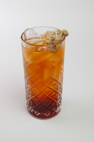 美丽可口的鸡尾酒在一个透明的装饰玻璃