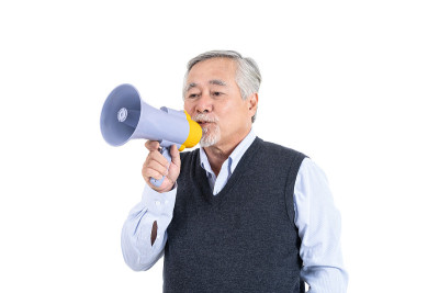 肖像老人手持扩音器，资深男性扬声器，为您的广告或促销文字在白色背景的拷贝空间。