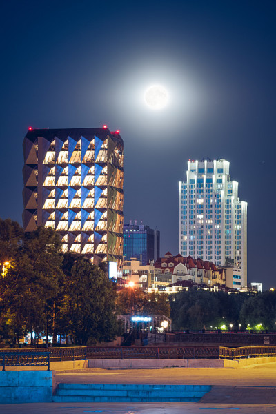 在叶卡捷琳堡中心现代建筑上方的夜空中，一轮满月