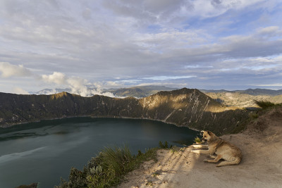 美丽的基洛托亚火山口湖位于南美洲厄瓜多尔，其蓝绿色的湖水位于火山喷发口，背景是白雪覆盖的安第斯山脉，