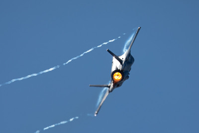 F-35闪电II急转弯，加力燃烧器打开，机翼末端有凝结尾迹
