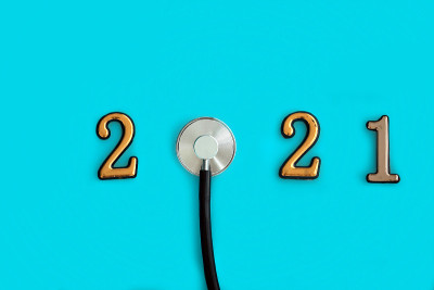 蓝色背景的2020号听诊器。