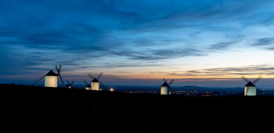 日落时分，从坎波德克里塔纳(Campo de Criptana)俯瞰拉曼查(La Mancha)历史