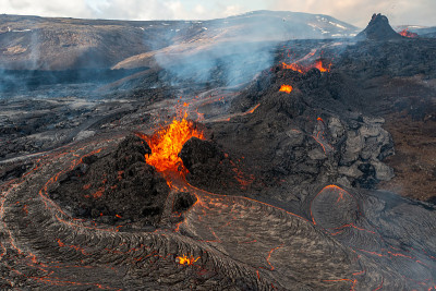 在冰岛法格拉达尔火山喷发的熔岩上飞行，冰岛
