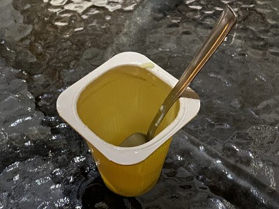 酸奶杯布丁杯酸奶布丁空勺在玻璃桌上