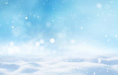 美丽的冬季雪景与雪堆。