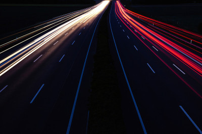 公路上的夜间交通