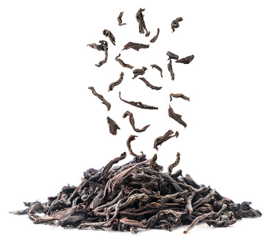 红茶滴在一堆白底上。孤立的