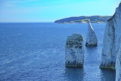 老哈里在英格兰南部海岸的悬崖峭壁上