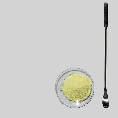 Optiblanc粉末在化学手表玻璃旁放置搅拌棒。化学美容护理实验台(俯视图)。