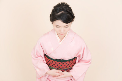 穿着日本传统民族服装“和服”的妇女