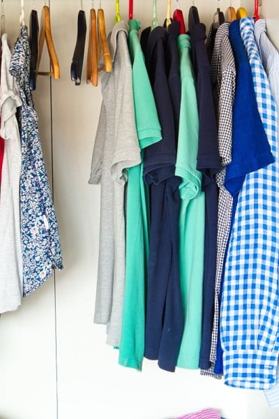 挂在衣架上作为二手衣服在跳蚤市场上展示的一组衣服