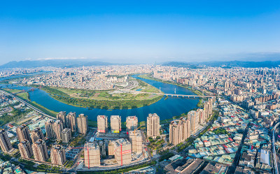 台北城市鸟瞰图-亚洲商业概念图像，白天和蓝天下的全景现代城市景观建筑鸟瞰图，拍摄于台湾台北。