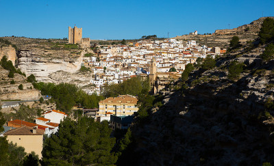 Alcala del Jucar的全景与山脉，西班牙