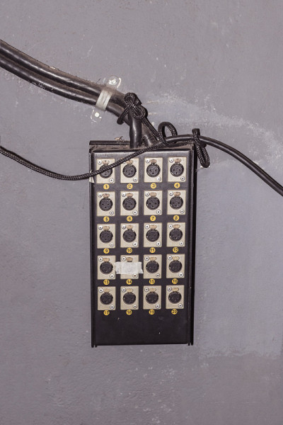 电线Conector。复古设备剧场舞台形象概念。