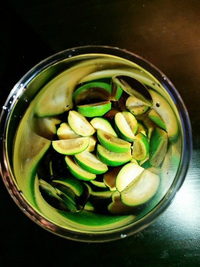 在透明的搅拌机碗中切成四分之一的Feijoa