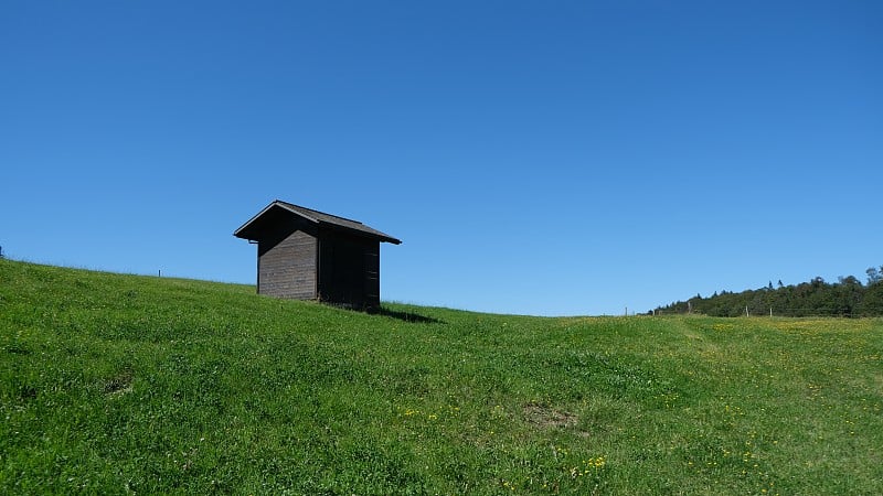 夏日山上碧空草地