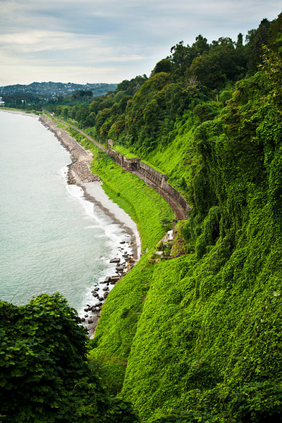 从植物园，巴统，格鲁吉亚沿海岸铁路的观点