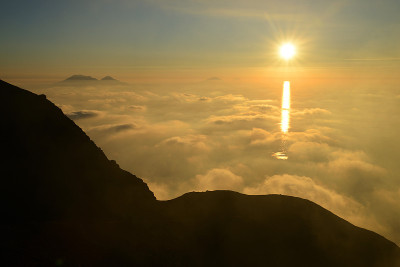 壮观的日落从斯特龙博利火山山顶，意大利西西里岛