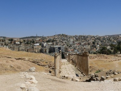 罗马城市Gerasa和现代Jerash(背景)，约旦。