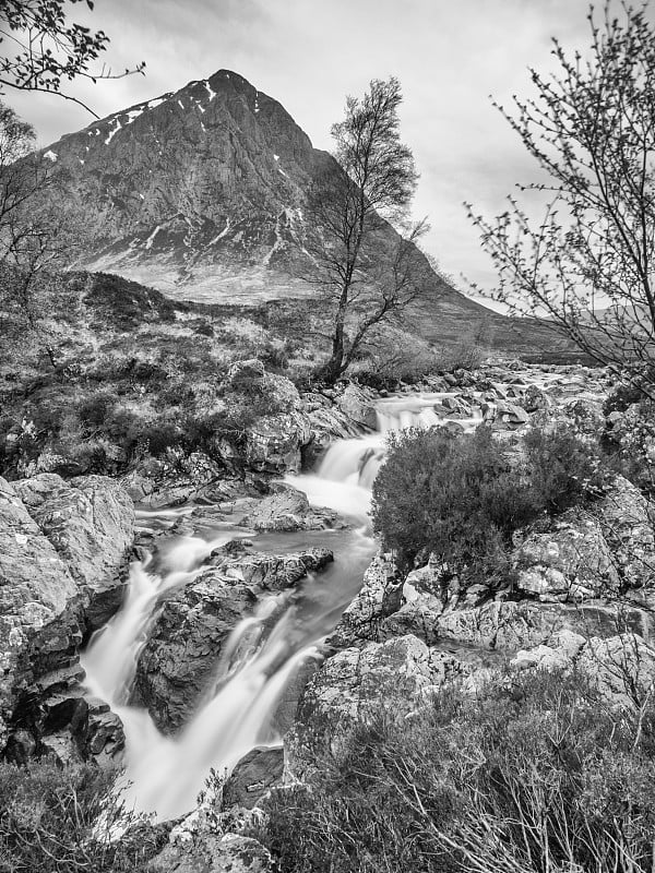 瀑布与Buachaille etive mor, Glen Coe，苏格兰，英国