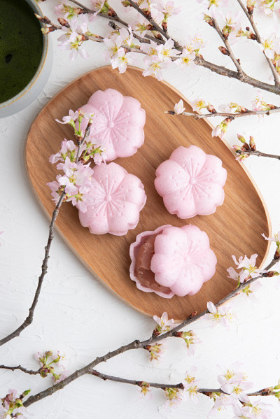 那中反映了樱花花瓣的形象。monaka是一种日本传统蛋糕