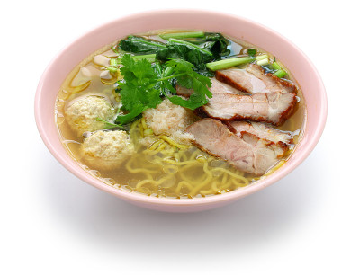 Bami nam，鸡蛋面汤配烤猪肉，泰国菜