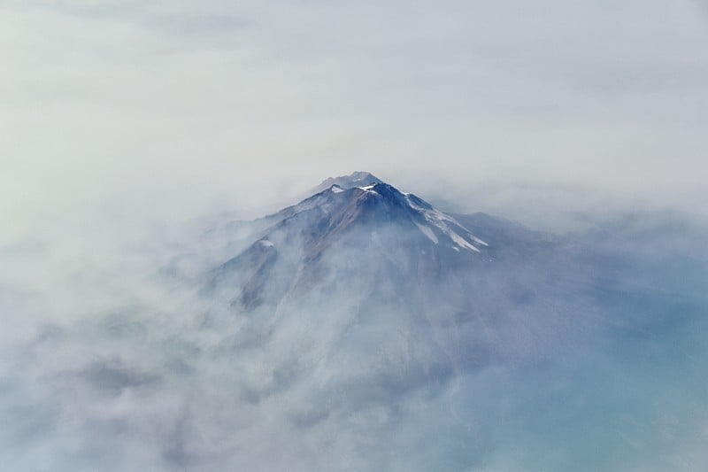 从飞机上鸟瞰沙斯塔山，北加州喀斯喀特山脉雾气烟雾来自野火，森林大火。美国加利福尼亚州锡斯基尤县。20