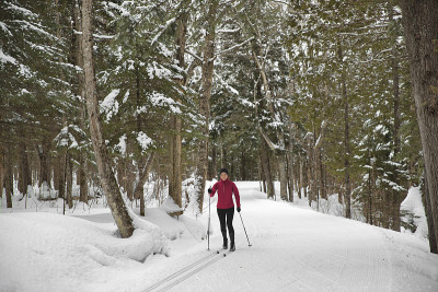 女子越野滑雪经典风格，北欧滑雪在冬季做冬季运动活动在雪地上越野滑雪在美丽的雪景自然景观。
