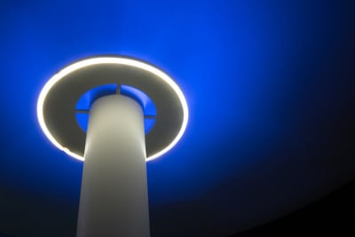模糊的蓝色夜光抽象背景