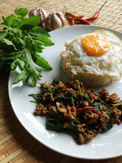 泰国美食:炒牛肉配辣罗勒叶和辣椒，配炒蛋和米饭
