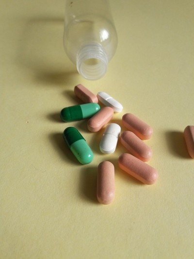照片胶囊，药片和瓶子躺在桌子上