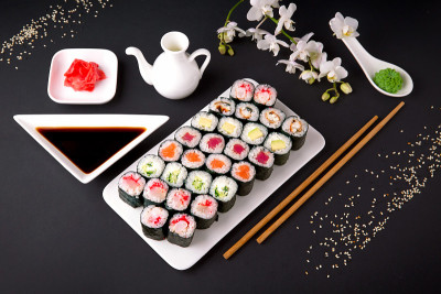 寿司菜单。日本的食物。三文鱼，金枪鱼，黄瓜，黄瓜，鳄梨，奶酪，鳗鱼，虾，蟹棒，鱼子酱。黑色背景。
