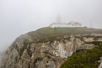 迷雾笼罩的Cabo da Roca灯塔，葡萄牙